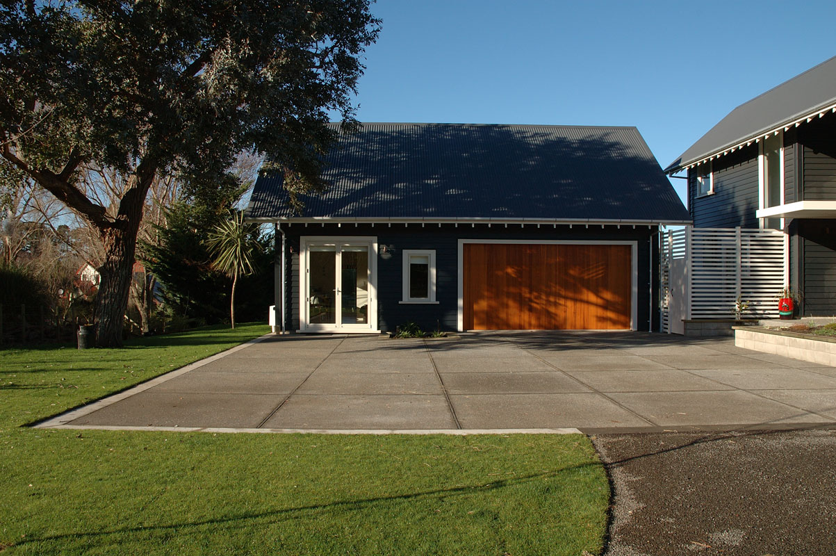 van Dalen house garage and tree beside